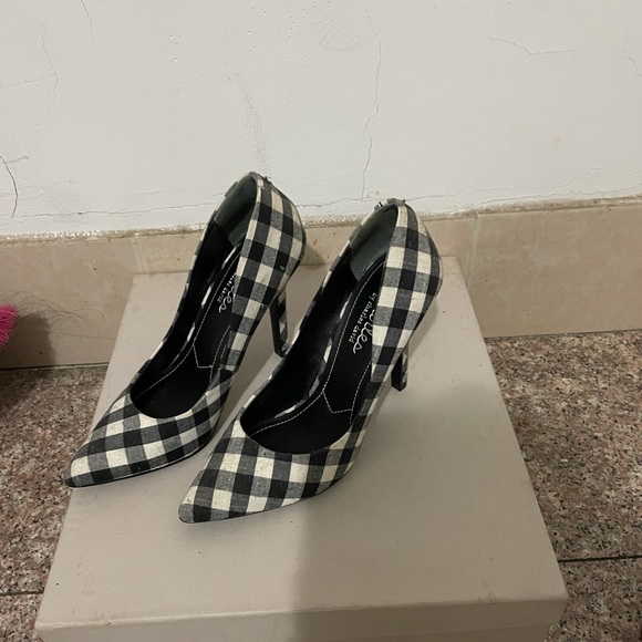 Shoe - Picture 3 of 4